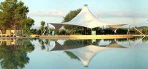 季节性开放的室外游泳池