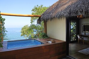 Luksussviitti, 1 suuri parisänky, yksityinen uima-allas, valtamerinäköala | Terassi/patio