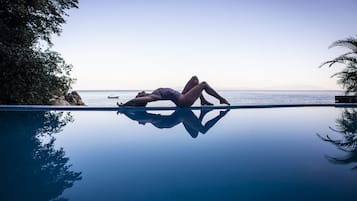 Una piscina al aire libre, sombrillas