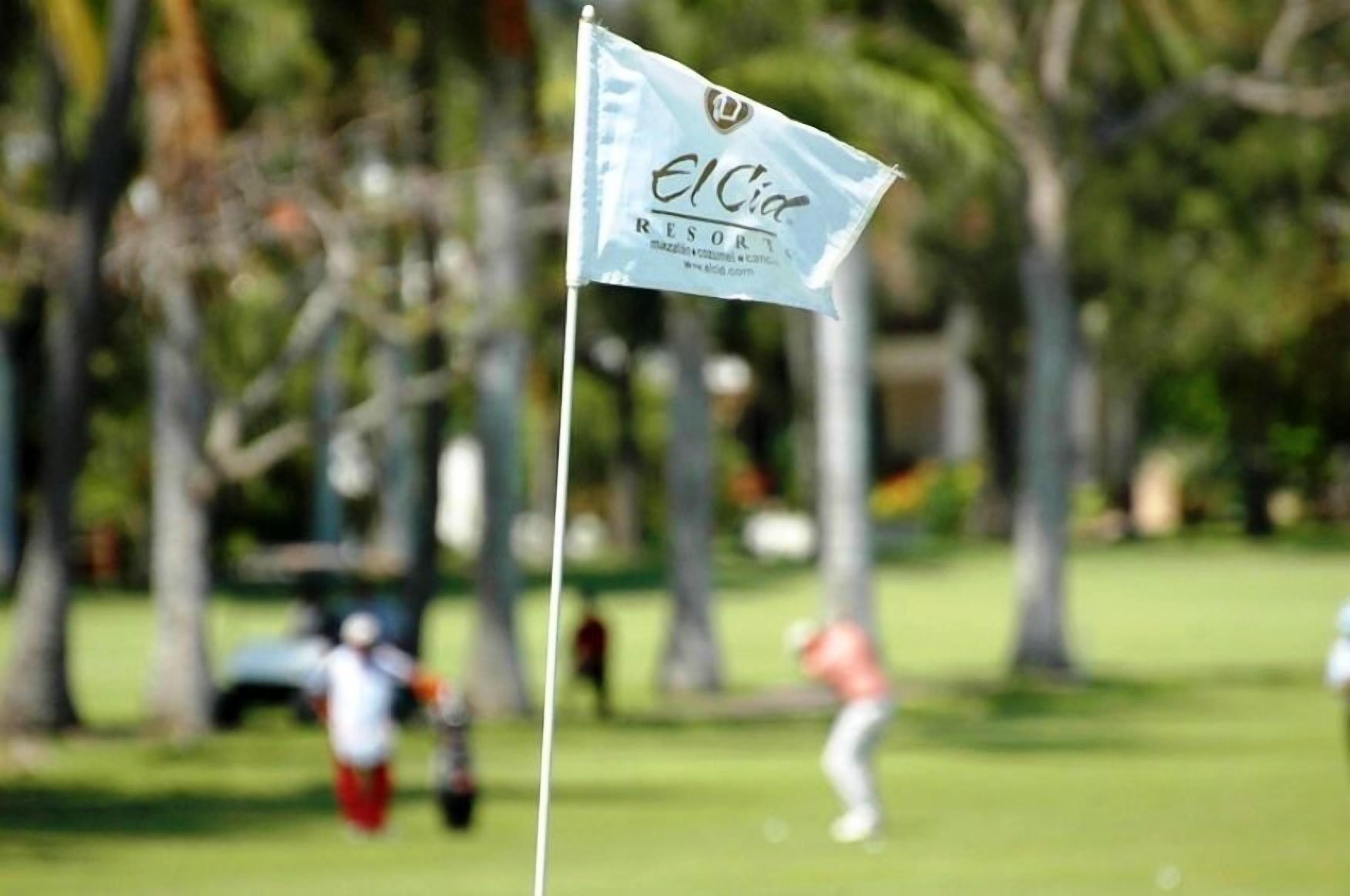 Een golfvlag met de tekst 'El Círculo Resort'.