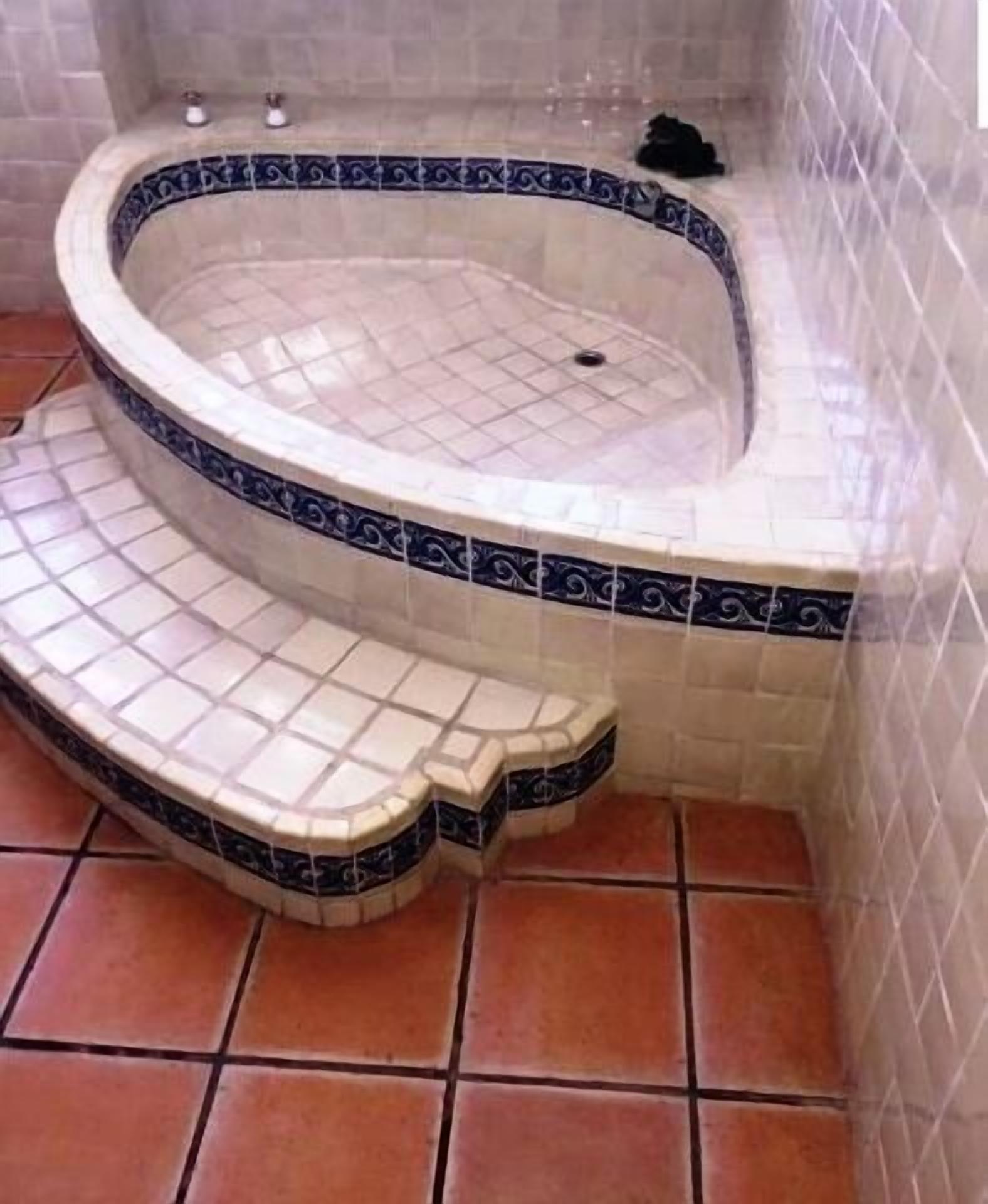 Familiehus, 3 soverom, utsikt mot marina, ved basseng | Dypt badekar