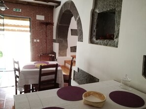 อาหารเช้าแบบคอนติเนนทัลทุกวัน (EUR 8.00 ต่อคน)