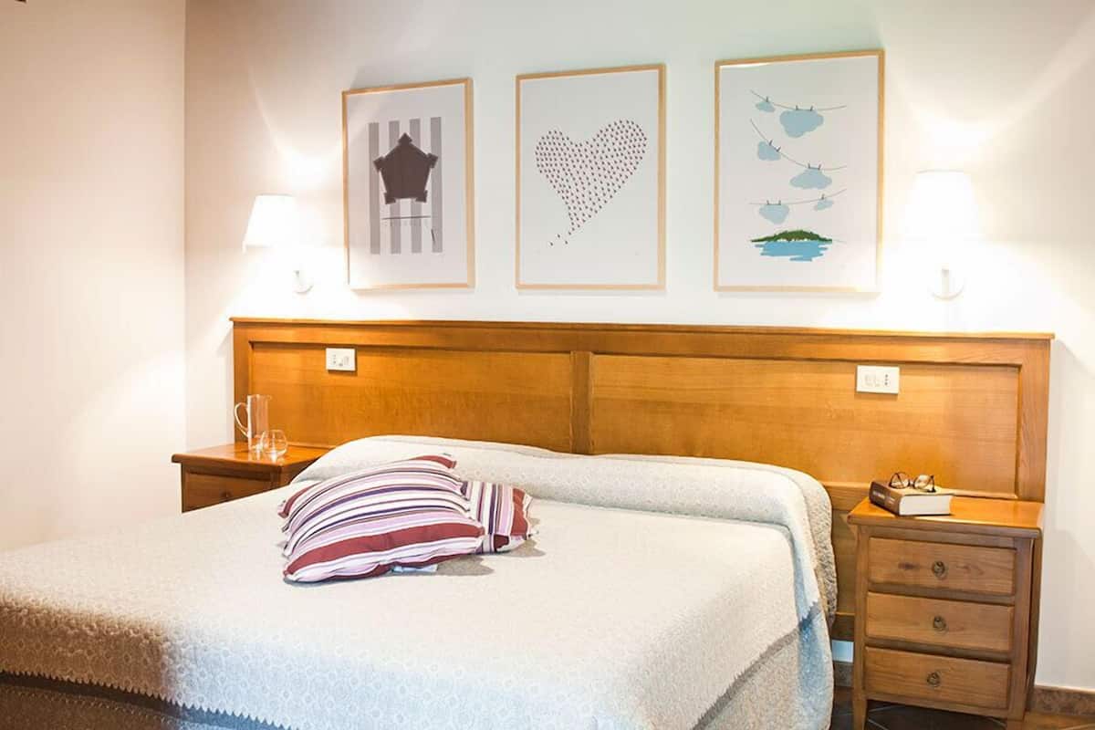 Tempat tidur bayi (biaya tambahan) dan tempat tidur lipat/tambahan