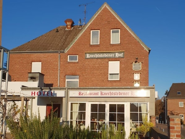 A two-story building with a sign for 'Hotel Knechtstedenner Hof' and 'Restaurant Knechtstedenner Hof'. - Hotel Restaurant Knechtstedener Hof (Dormagen)