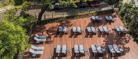 Una piscina al aire libre