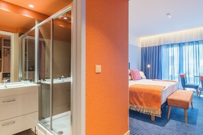 Douche, articles de toilette gratuits, sèche-cheveux