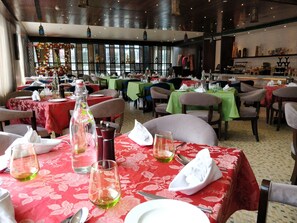 Petit déjeuner buffet servi tous les jours en supplément