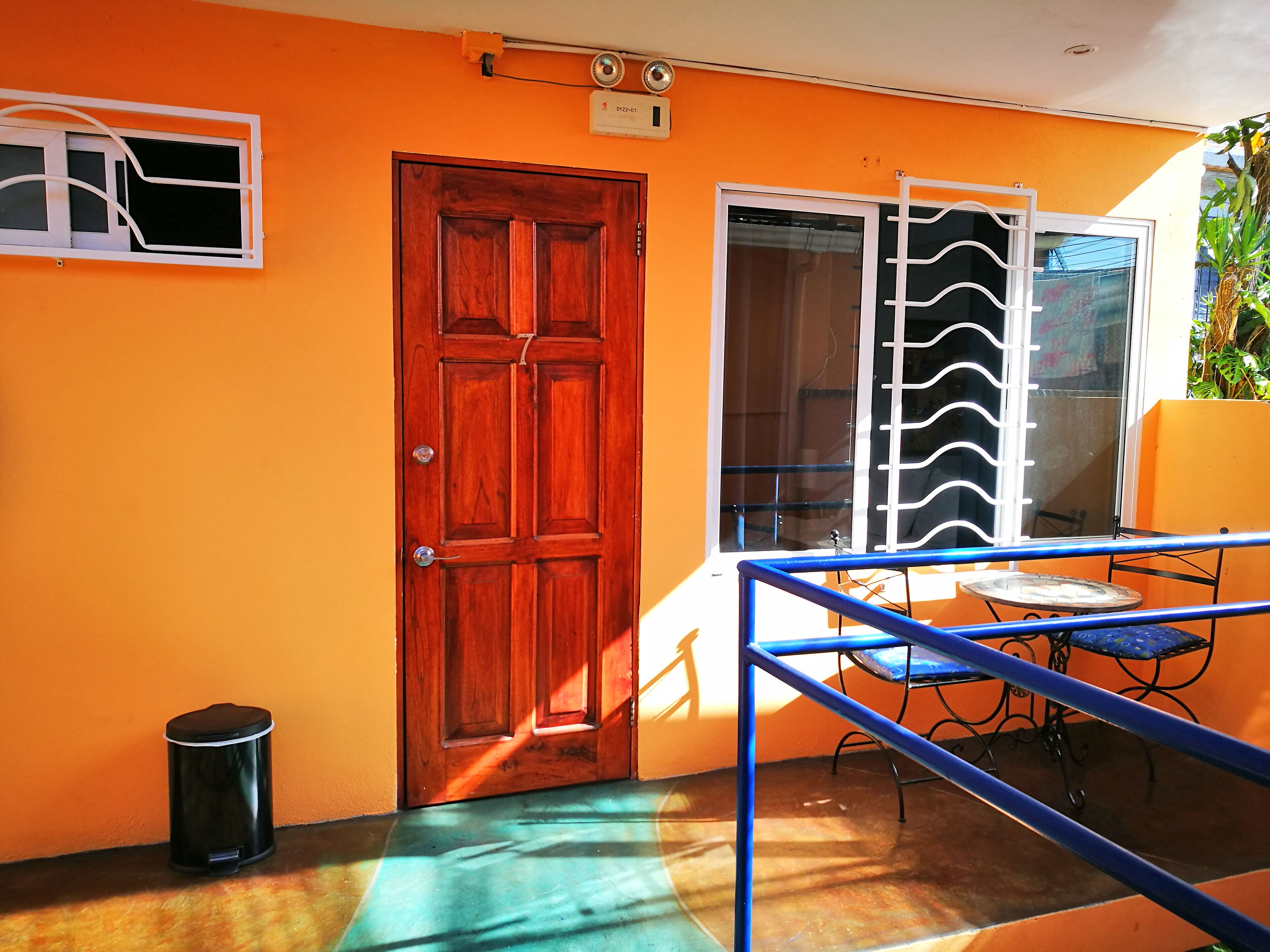 classic suite, 1 queen bed | living area | flat-screen tv