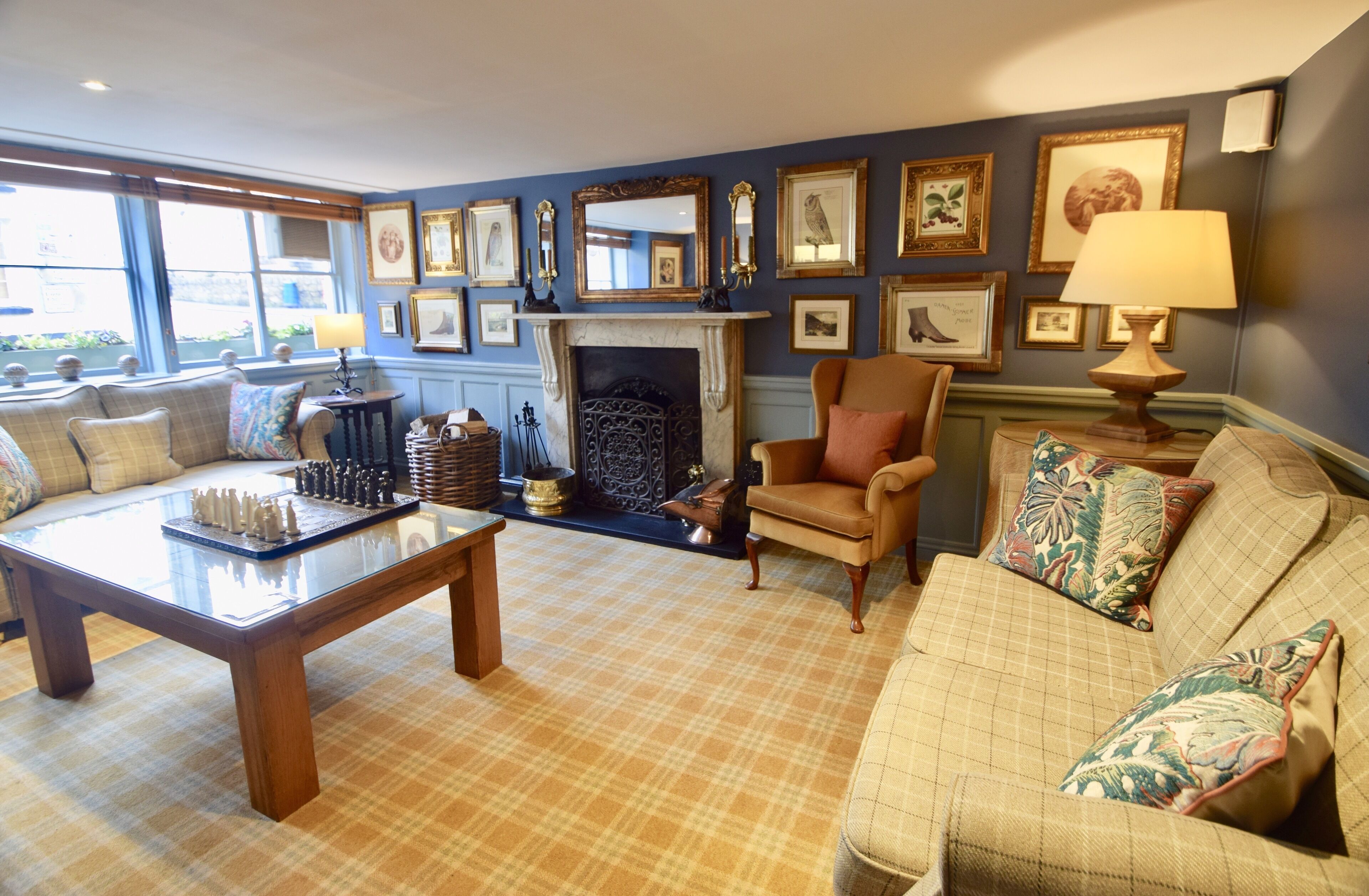 Serves breakfast, lunch, and dinner