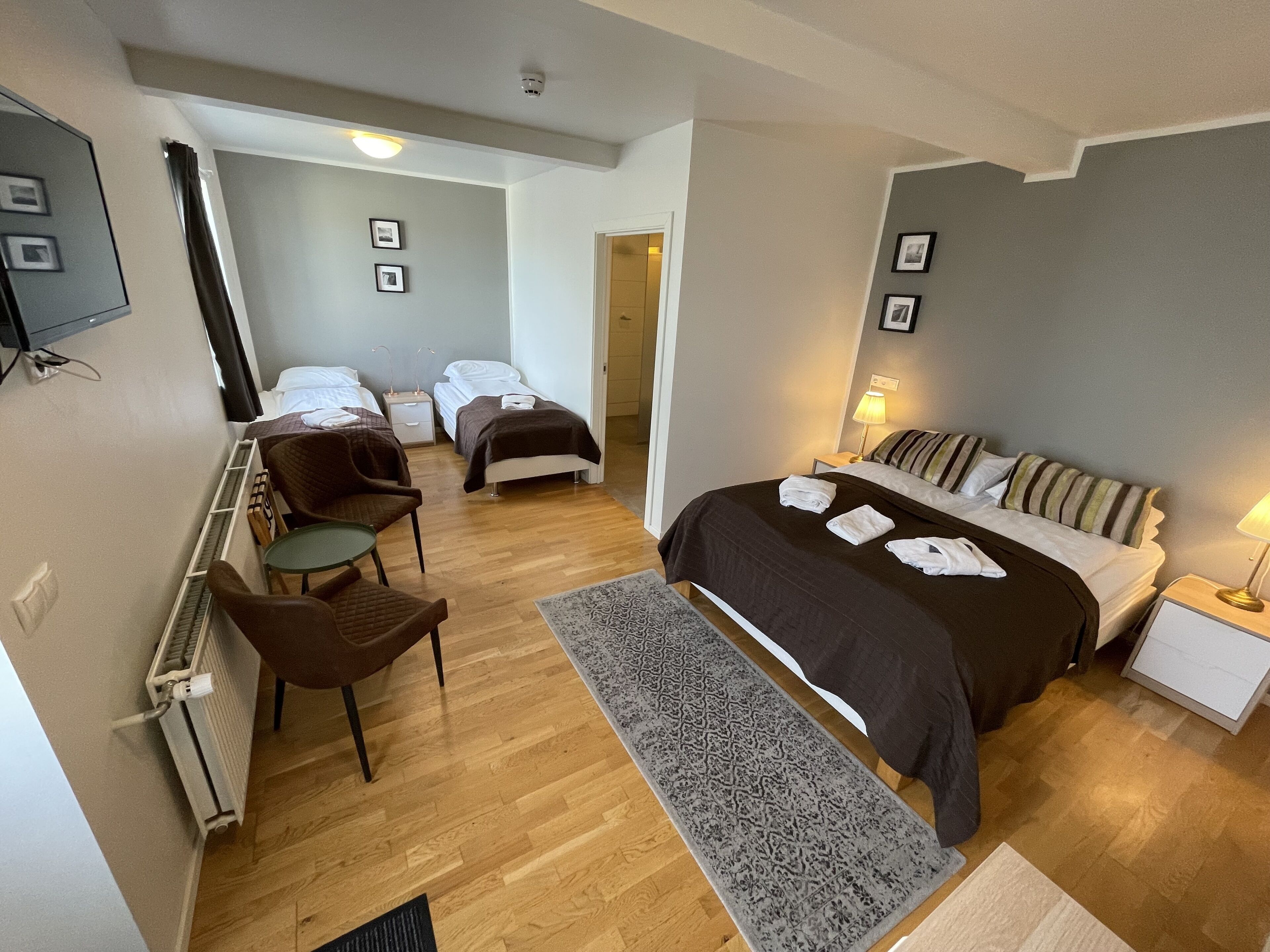 quadruple room with hot tub and sauna access | desk, laptop workspace, free wifi, bed sheets