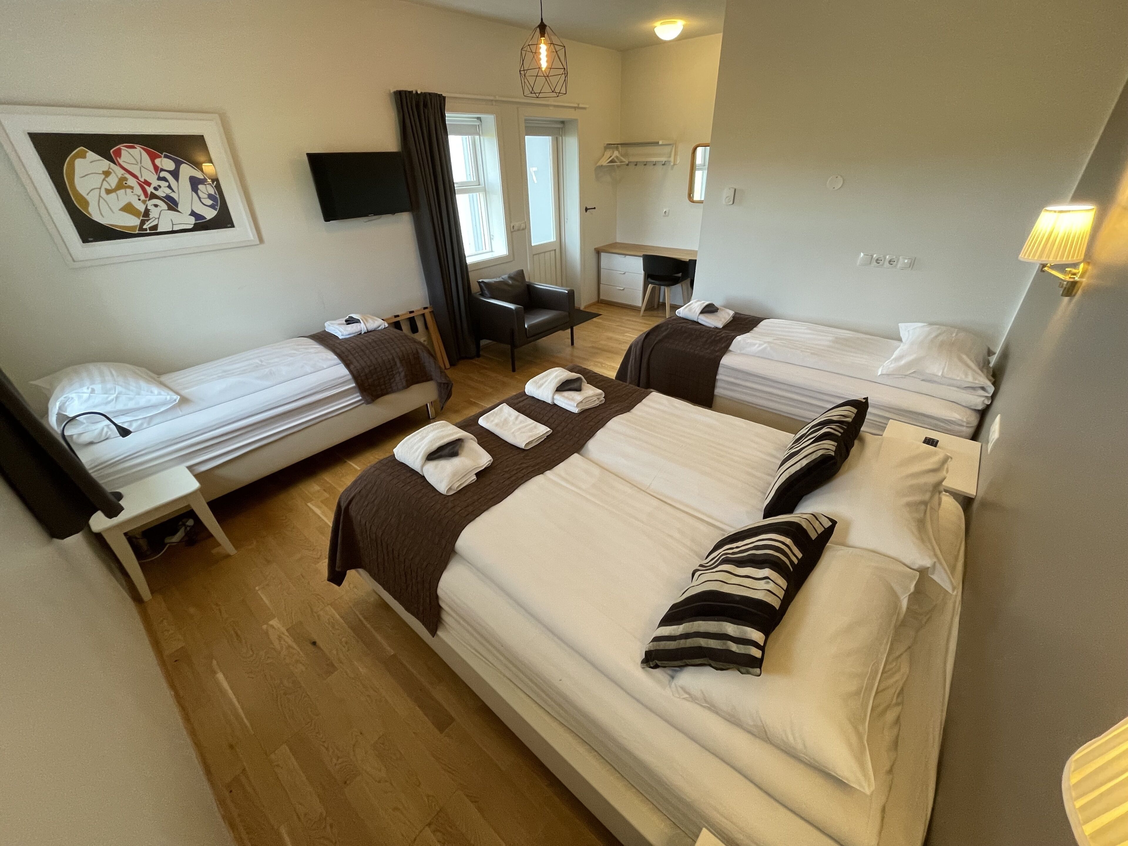 quadruple room with hot tub and sauna access | desk, laptop workspace, free wifi, bed sheets