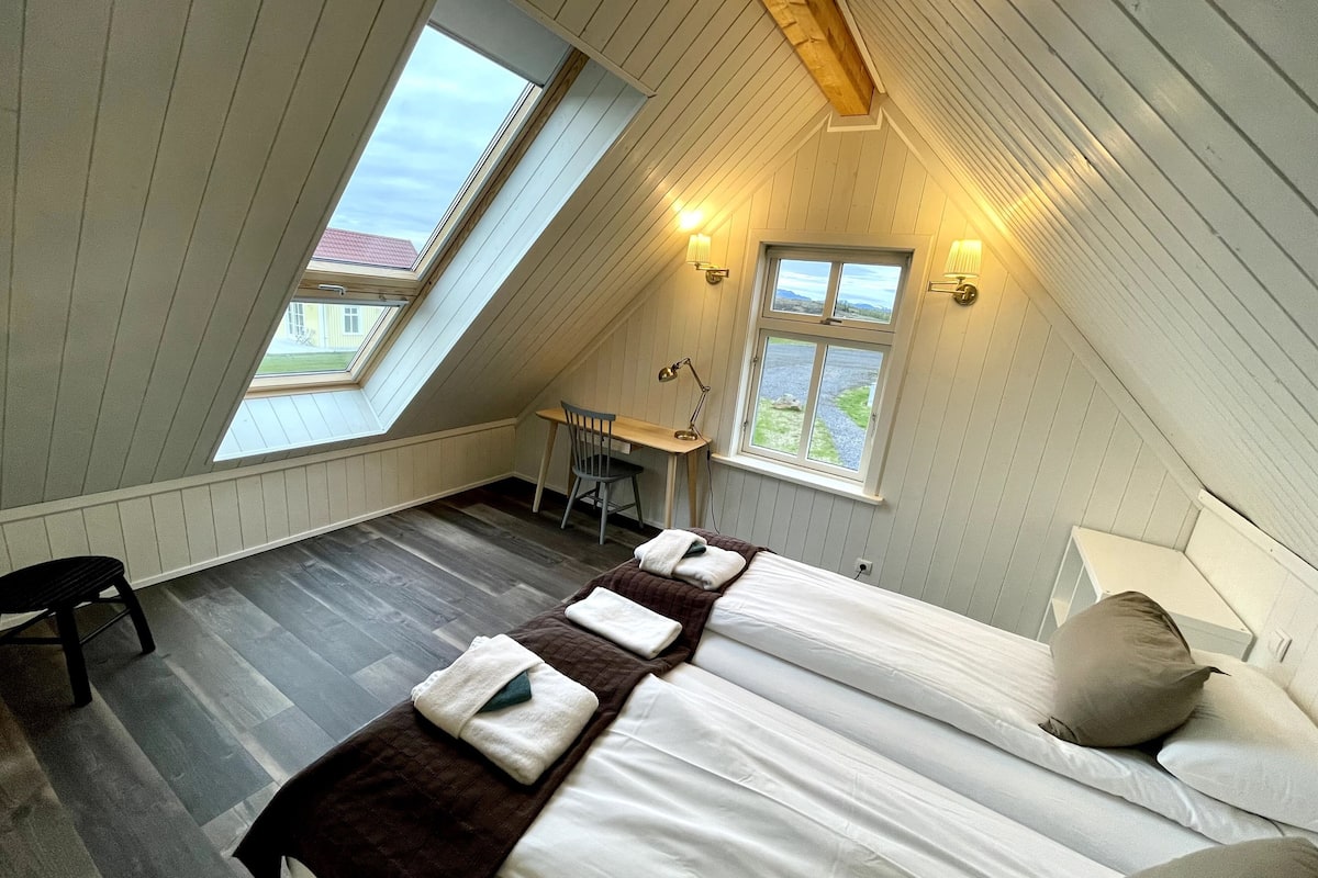 cottage, 2 bedrooms, river view, with hot tub and sauna access | desk, laptop workspace, free wifi, bed sheets
