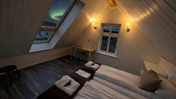 Cottage, 2 Bedrooms, River View, with Hot Tub and Sauna Access | Escrivaninha, espaço de trabalho para notebook, Wi-Fi de cortesia