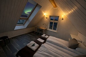 Cottage, 2 Bedrooms, River View, with Hot Tub and Sauna Access | Schreibtisch, laptopgeeigneter Arbeitsplatz, kostenloses WLAN