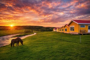 Ferienhütte, Flussblick | Schreibtisch, laptopgeeigneter Arbeitsplatz, kostenloses WLAN