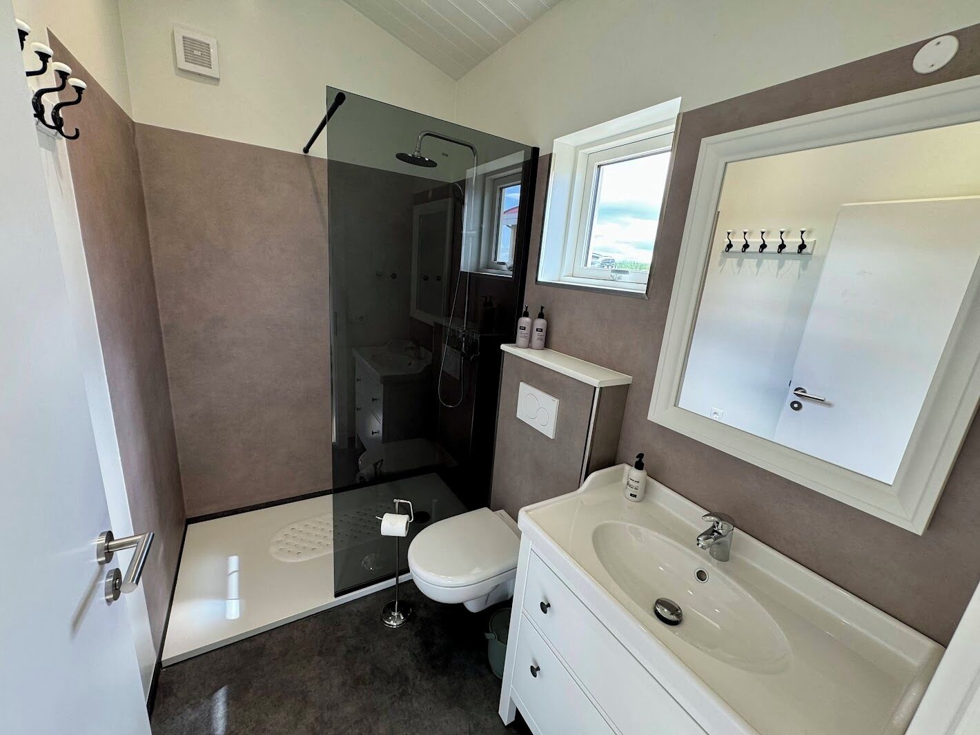 cabin, river view | desk, laptop workspace, free wifi, bed sheets