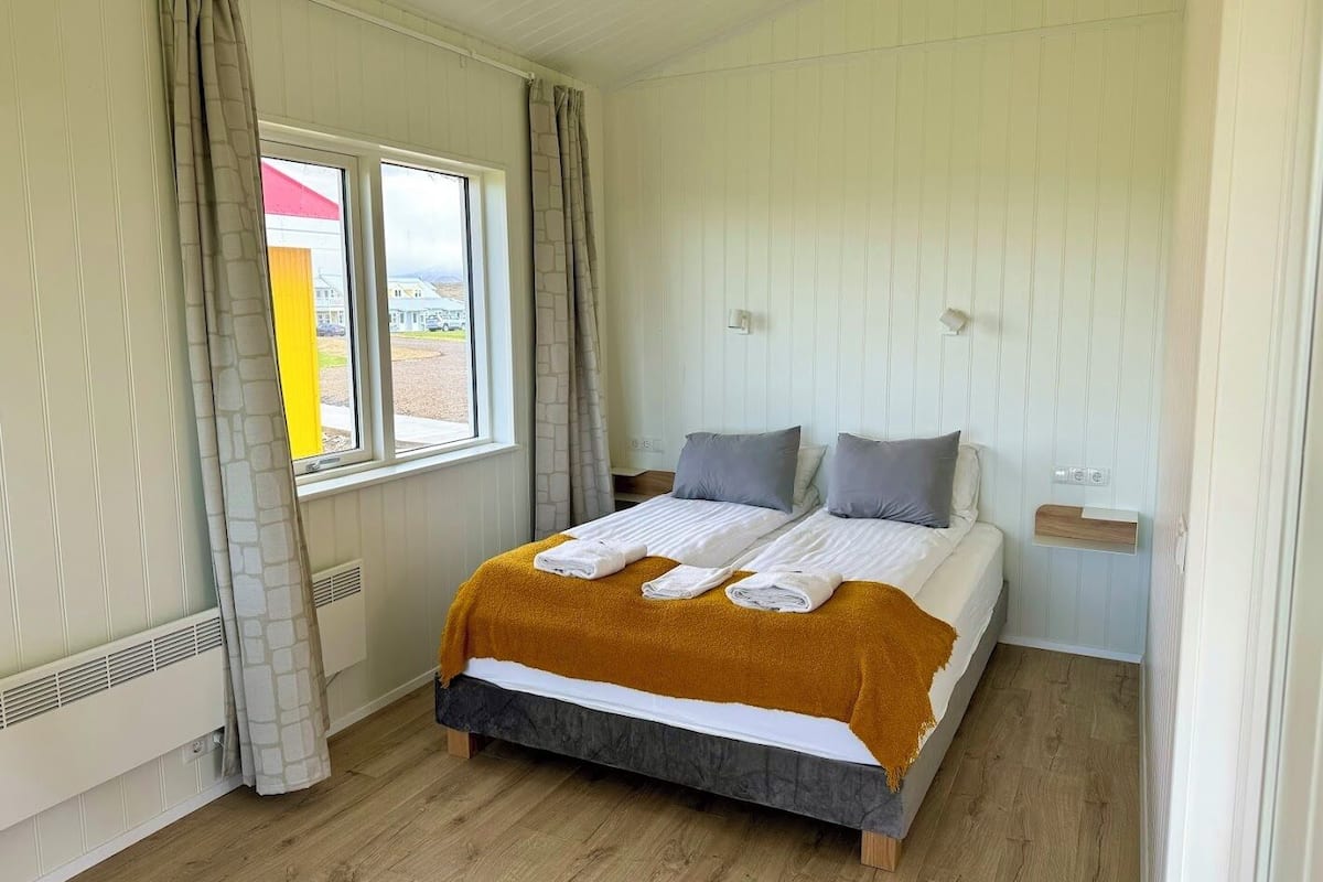 Huisje, uitzicht op rivier | Een bureau, een laptopwerkplek, gratis wifi, beddengoed