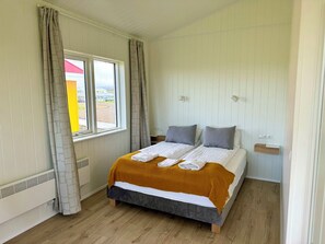 Escritorio, espacio para trabajar con laptop y wifi gratis 