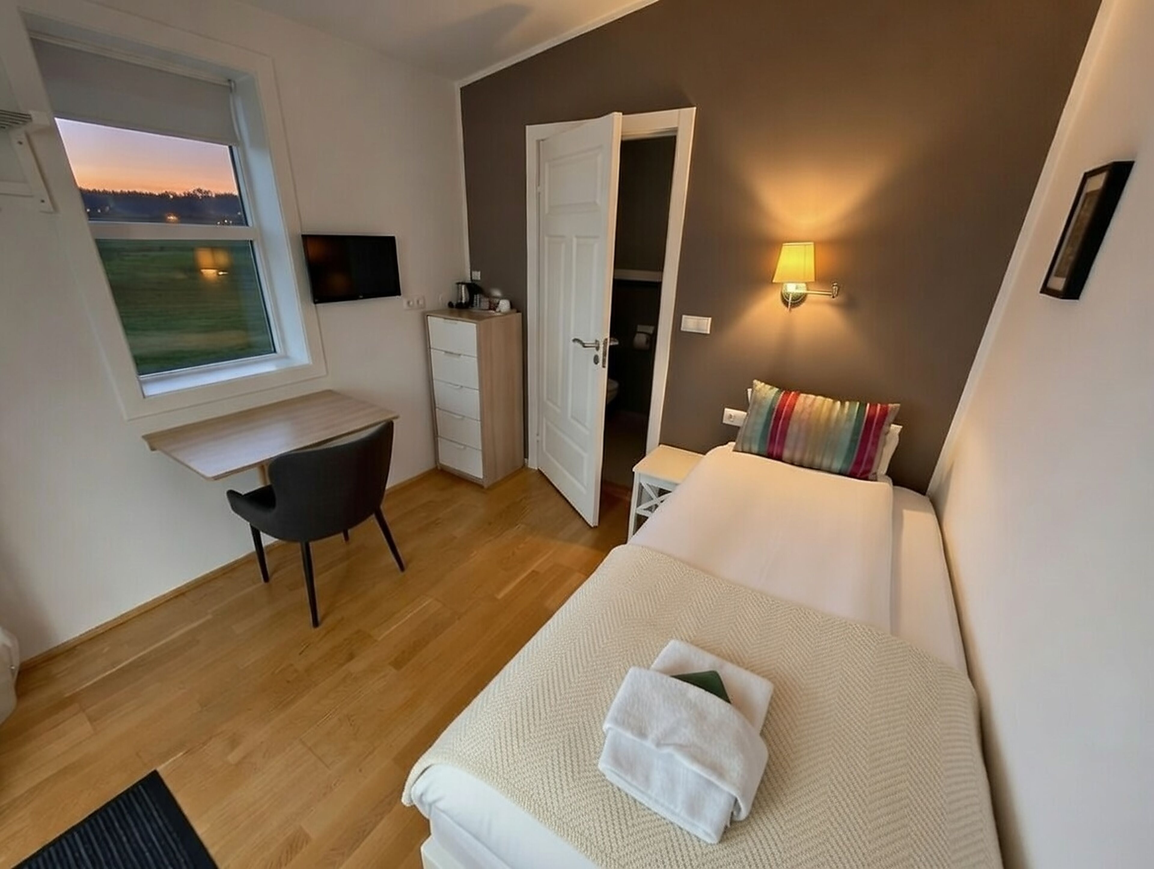 مكتب ومساحة عمل للكمبيوتر المحمول وواي فاي مجانًا وملاءات أسرّة