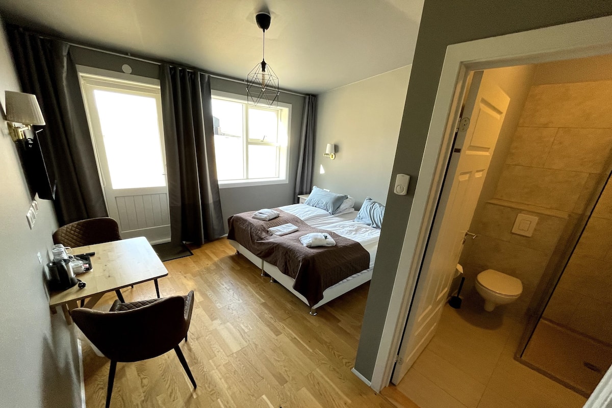 Double or Twin Room with Hot Tub and Sauna Access | Een bureau, een laptopwerkplek, gratis wifi, beddengoed