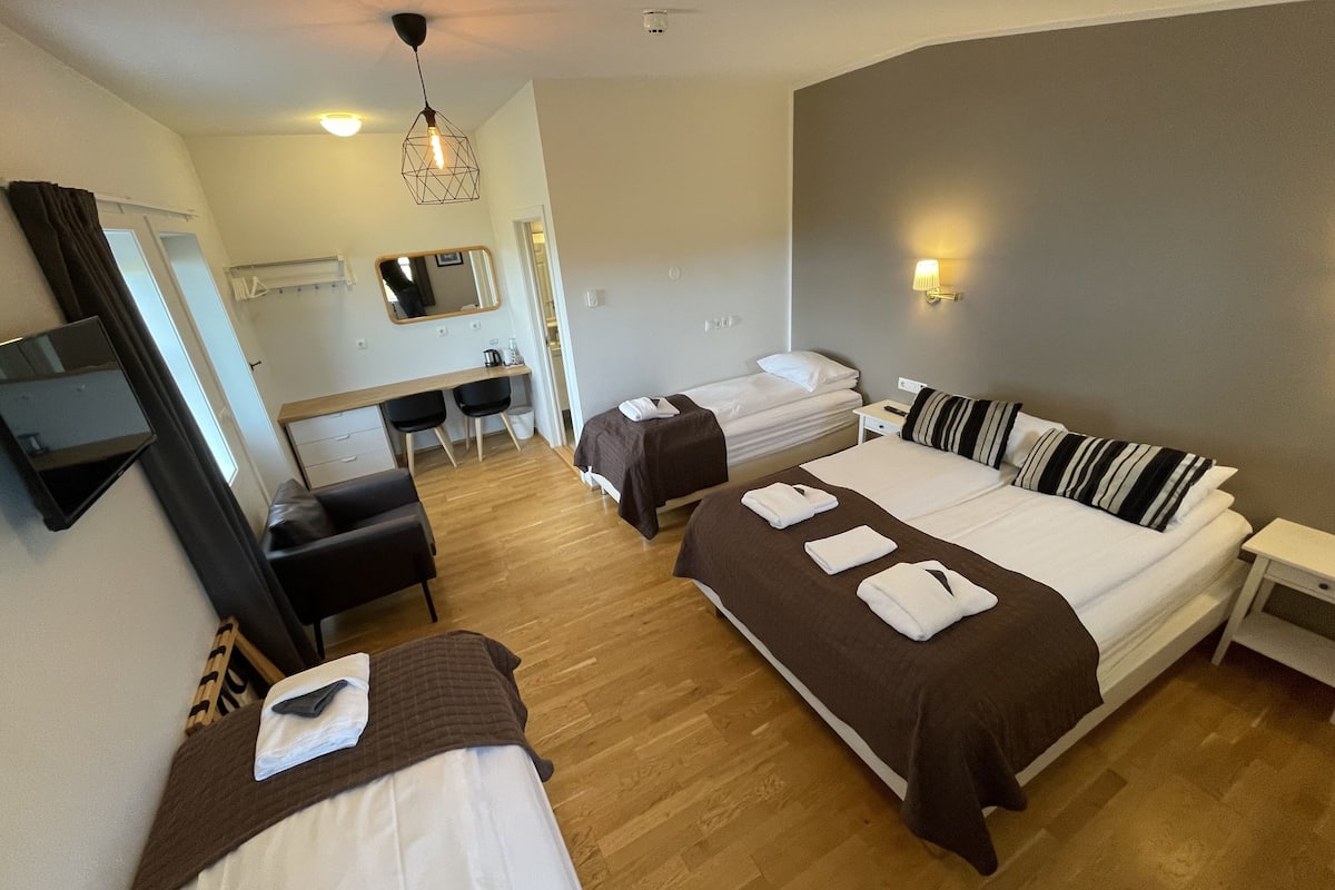 quadruple room with hot tub and sauna access | desk, laptop workspace, free wifi, bed sheets