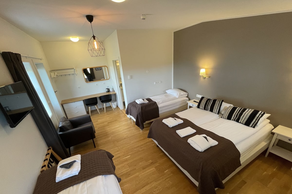 Quadruple Room with Hot Tub and Sauna Access | Een bureau, een laptopwerkplek, gratis wifi, beddengoed