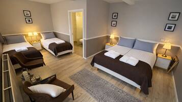 Quadruple Room with Hot Tub and Sauna Access | Meja, ruang kerja komputer riba, Wi-fi percuma, cadar katil