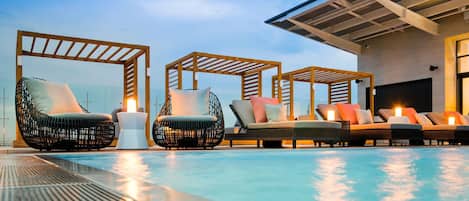 Outdoor pool, free pool cabanas, pool loungers