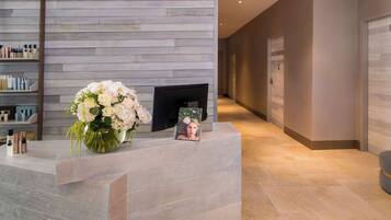 Couples treatment rooms, body treatments, hot stone massages