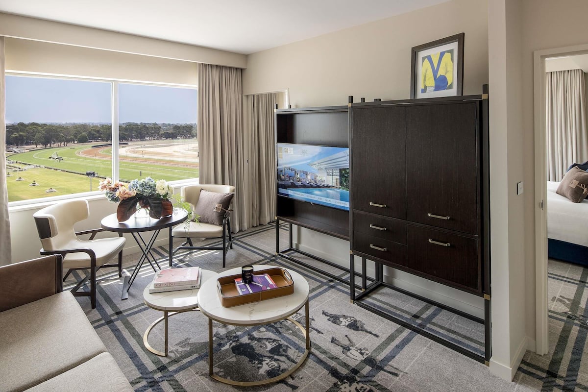 Executive Suite, 1 King Bed | Egyptian cotton sheets, premium bedding, minibar, in-room safe