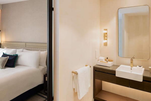 Suite Superior, 1 Tempat Tidur King | Seprai katun Mesir, seprai premium, minibar, dan brankas