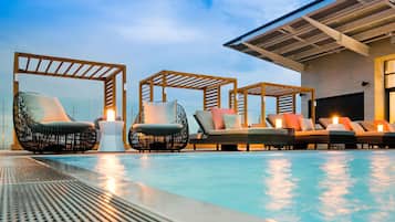 Outdoor pool, free pool cabanas, pool loungers