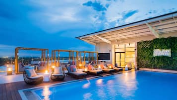 Outdoor pool, free pool cabanas, pool loungers