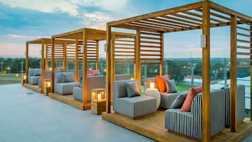 Outdoor pool, free cabanas, sun loungers