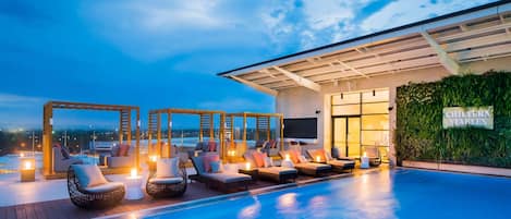 Outdoor pool, free cabanas, sun loungers