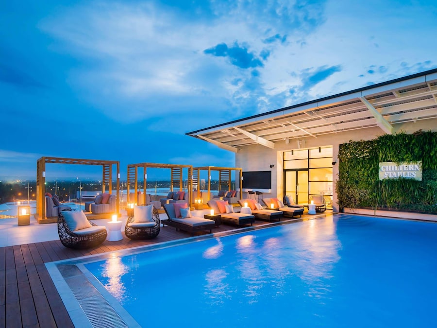 Piscine extérieure, cabanons gratuits, chaises longues