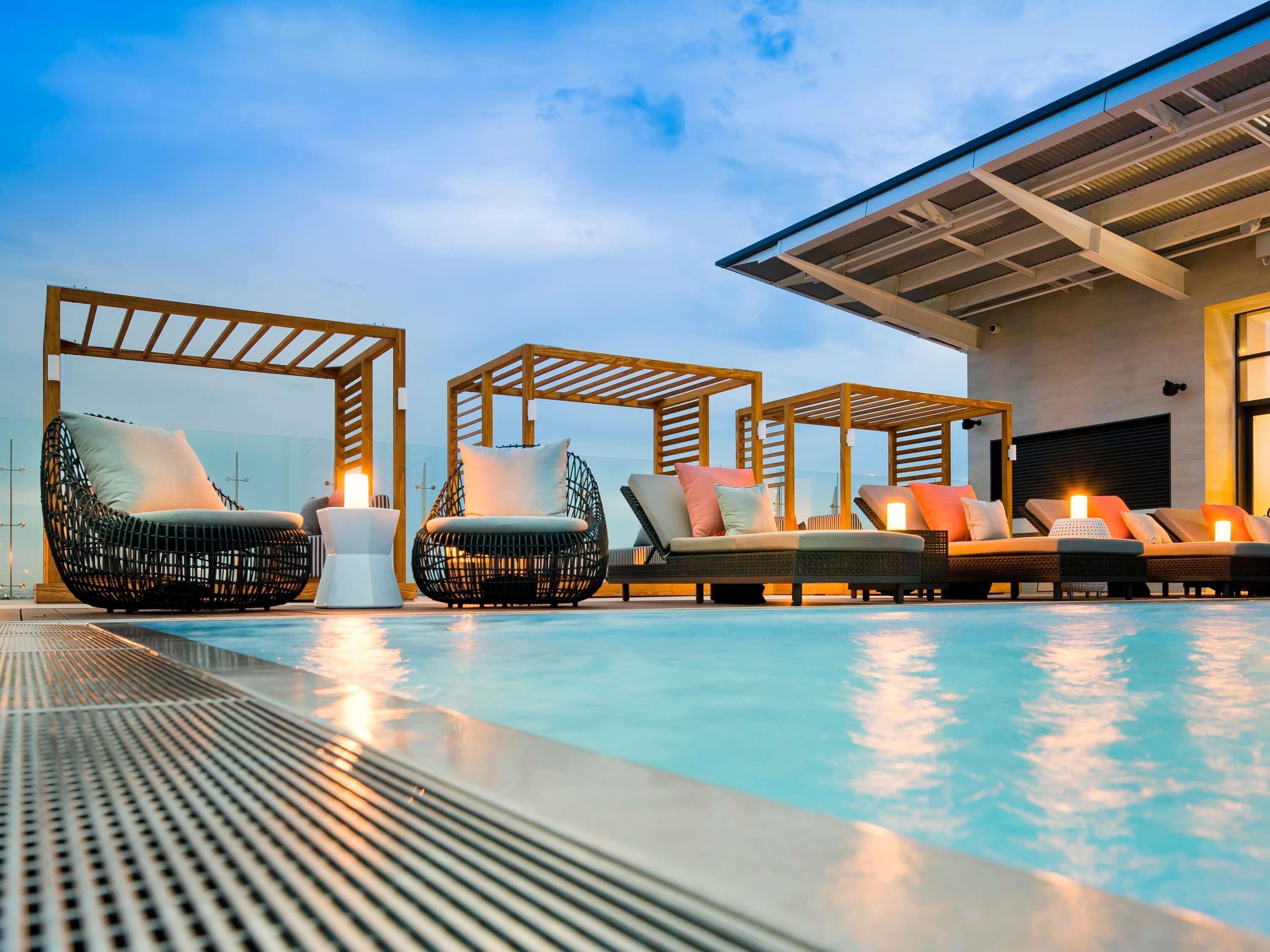 Outdoor pool, free cabanas, sun loungers