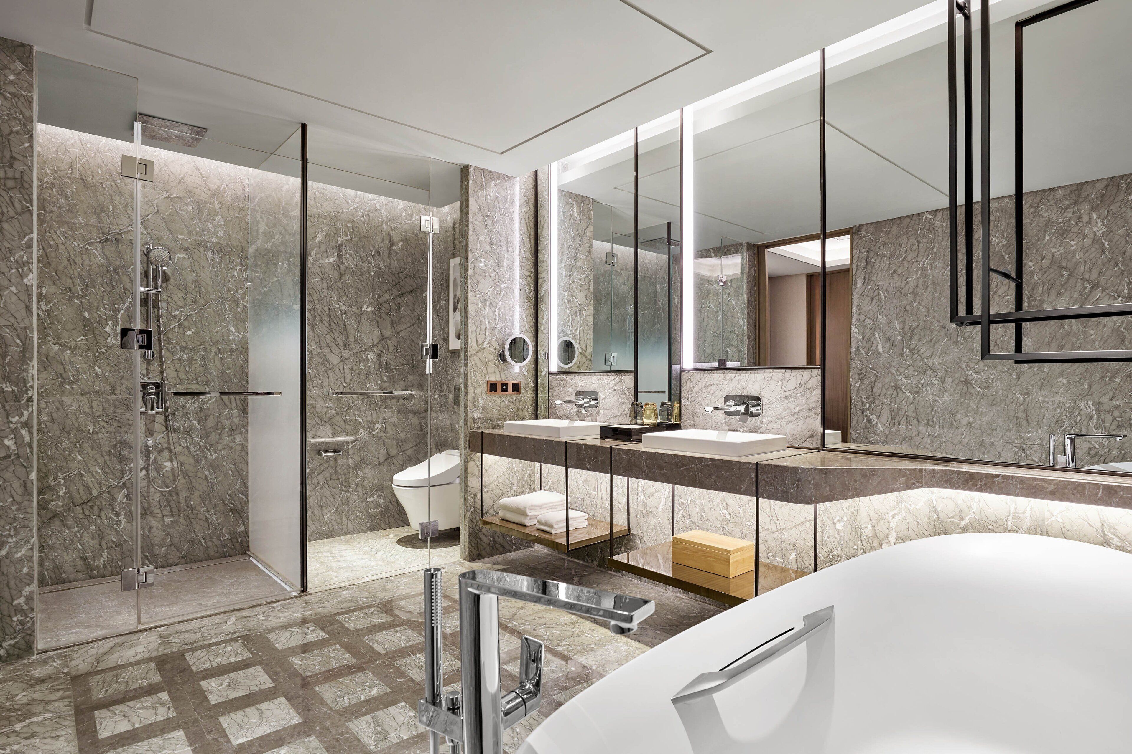 executive suite, 1 bedroom, non smoking | bathroom | separate bathtub and shower, rainfall showerhead, free toiletries