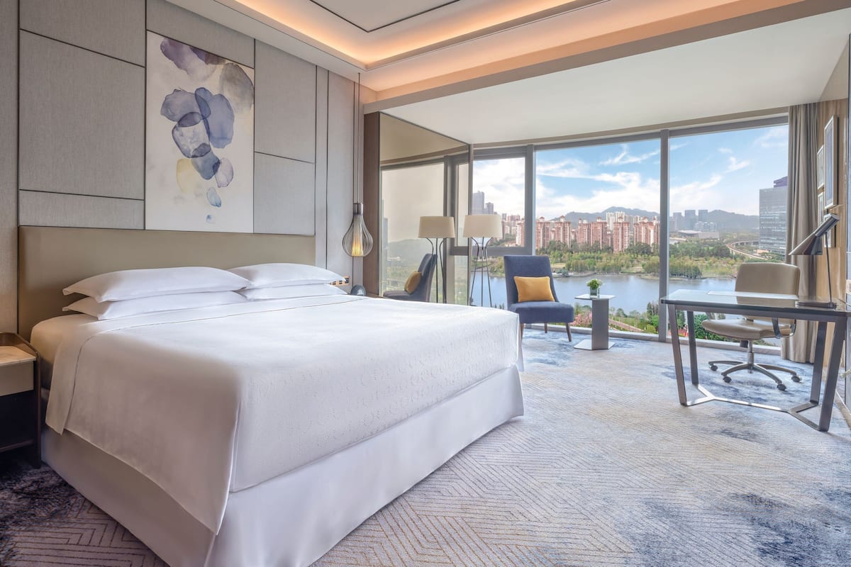 Daunenbettdecken, Betten mit Memory-Foam-Matratzen, Minibar, Zimmersafe