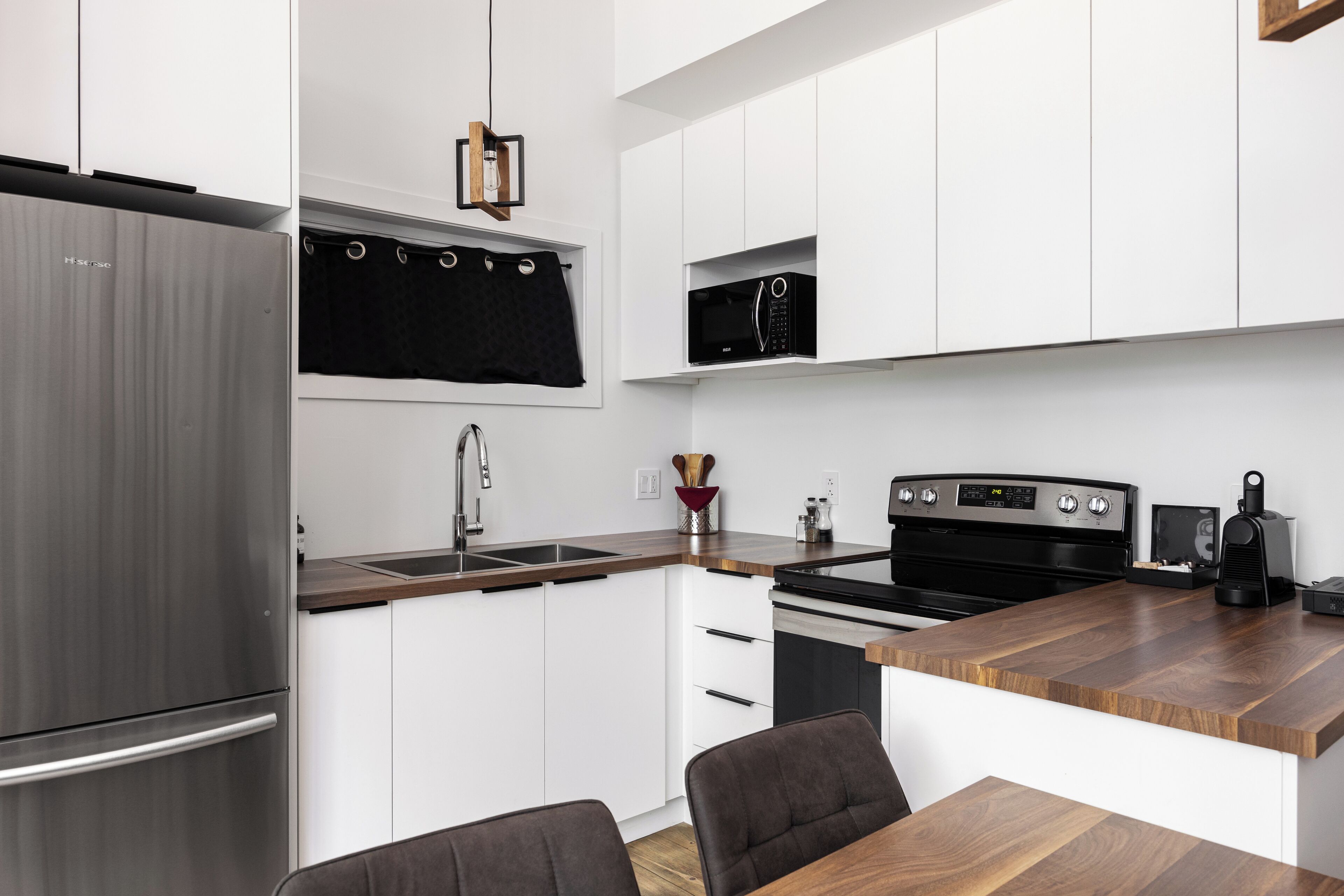 panoramic loft, 1 bedroom, non smoking, lake view | private kitchen | microwave, coffee/tea maker, toaster oven, freezer