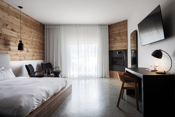 Standard Room, 1 King Bed | 1 bedroom, laptop workspace, soundproofing, free WiFi