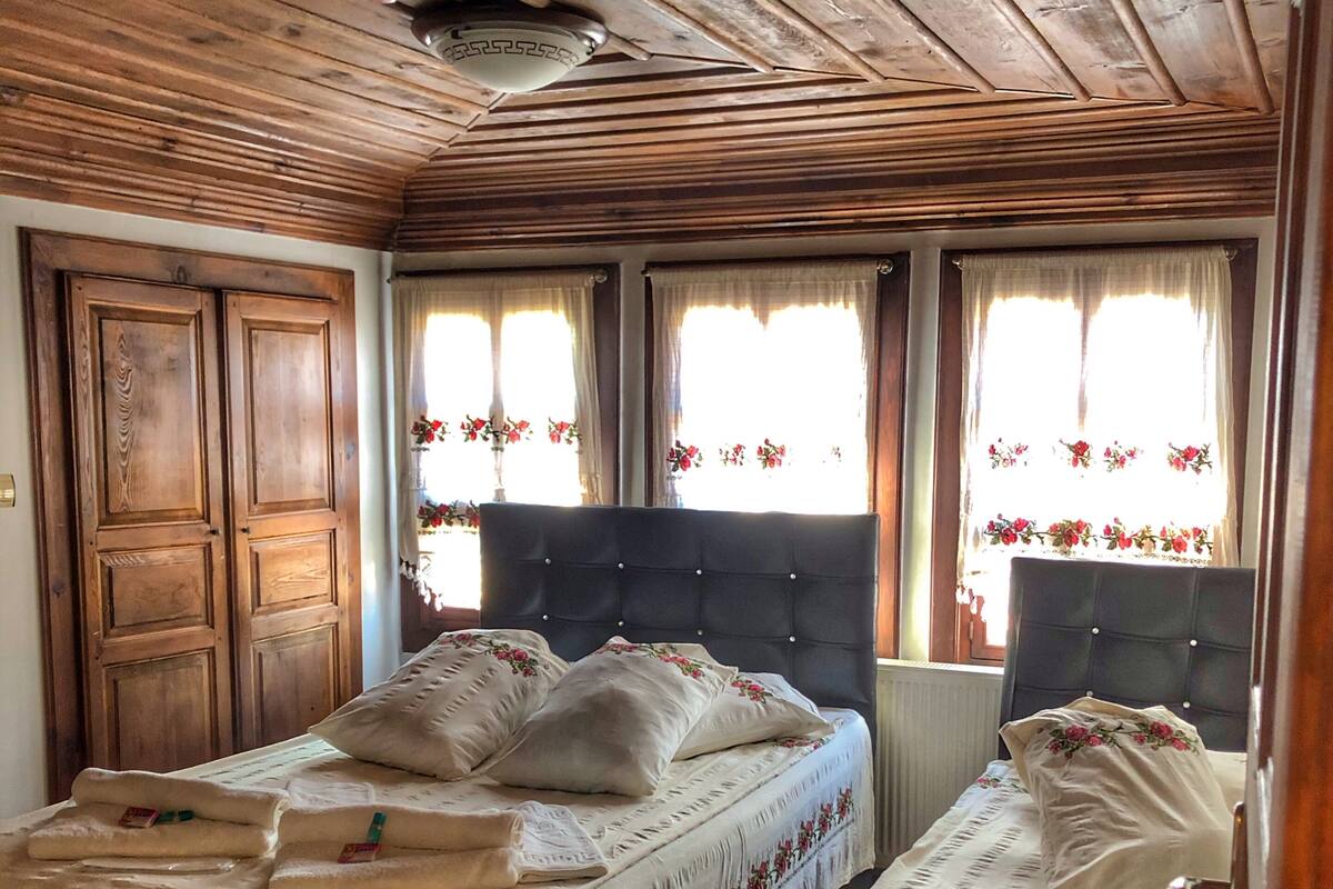 Habitación triple Premium, vistas a la ciudad | Sábanas de algodón egipcio y ropa de cama de alta calidad