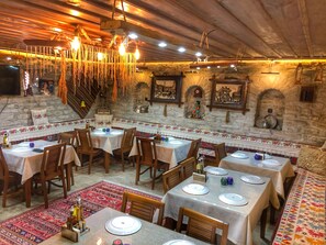 Se ofrece un desayuno típico de la región (50 TRY por persona)