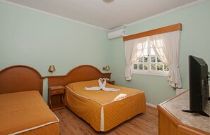 Habitación triple Deluxe | Minibar, escritorio, cortinas blackout y tabla de planchar con plancha 