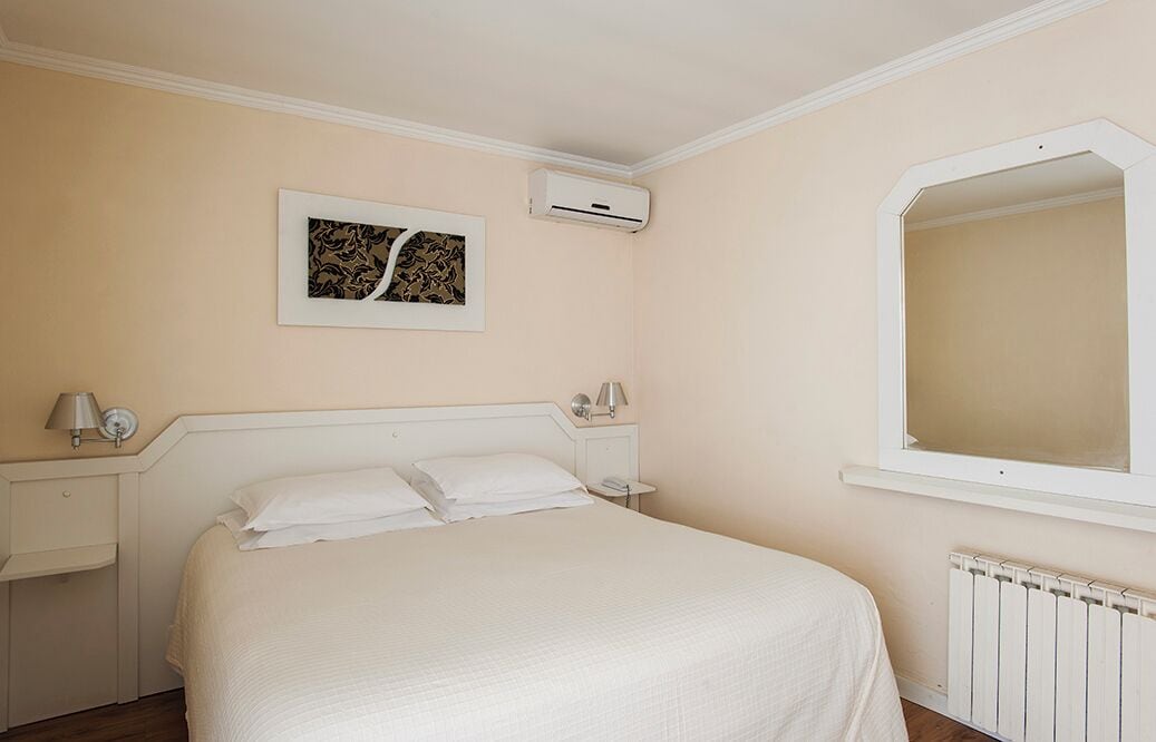 Quarto casal luxo | Frigobar, escrivaninha, cortinas blackout, ferros/tábuas de passar roupa