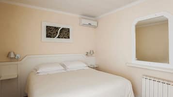 Quarto casal luxo | Frigobar, escrivaninha, cortinas blackout, ferros/tábuas de passar roupa