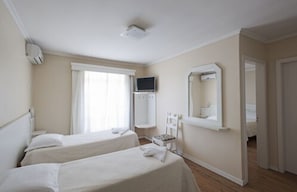 Deluxe-Vierbettzimmer | Minibar, Schreibtisch, Verdunkelungsvorhänge, Bügeleisen/Bügelbrett