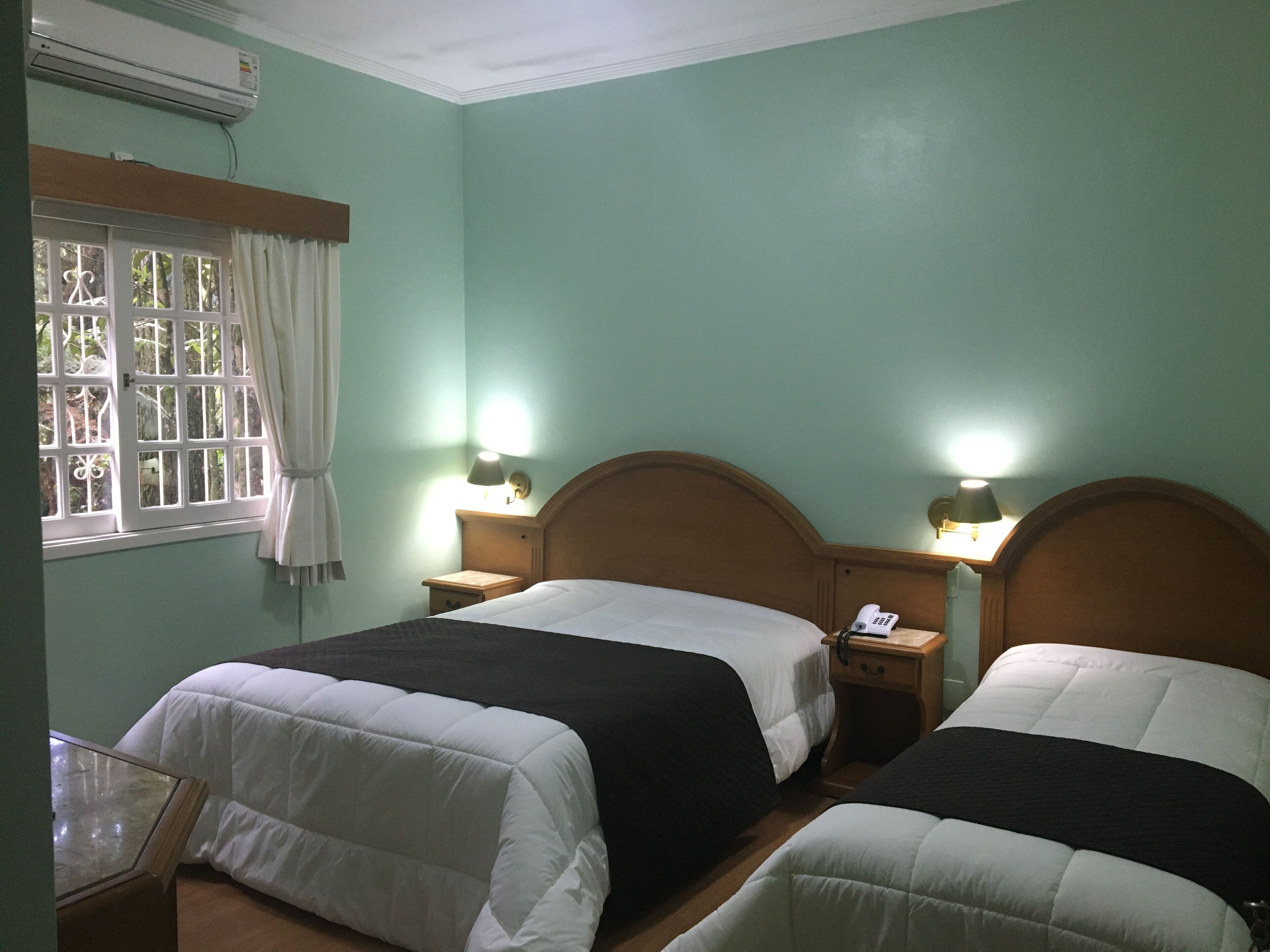 deluxe triple room | minibar, desk, blackout curtains, iron/ironing board