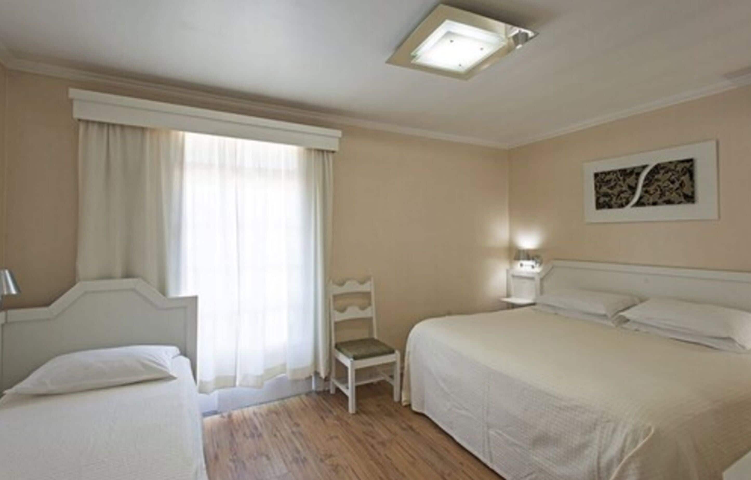 deluxe triple room | minibar, desk, blackout curtains, iron/ironing board