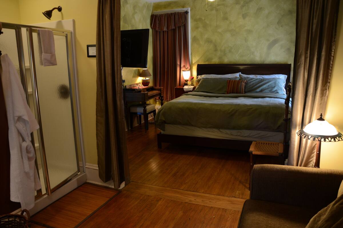 Room, Private Bathroom (Traveler's) | Premium bedding, iron/ironing board (on request), WiFi (free)